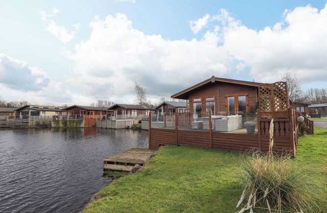 OTTERS REACH, pet friendly, with a garden in Carnforth