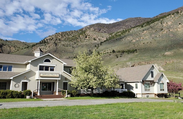 Our Cottage Unit-Private end unit of Yellowstone Basin Inn