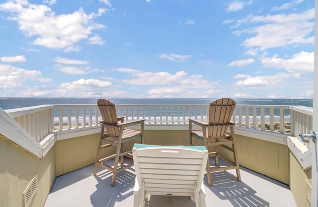 “Out of the Blue” at 304B Port O Call|Oceanfront|Crows Nest Deck Plus Screen Porch|Panoramic View.