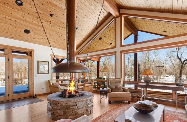 Outdoor oasis immersed in 55 acres of nature with views, fireplace & Jacuzzi tub