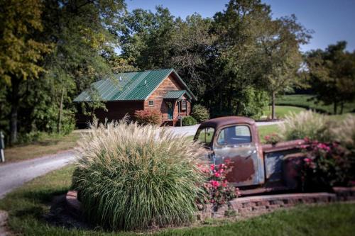 Outstanding Cabin with Hot-tub in Carbondale, Illinois