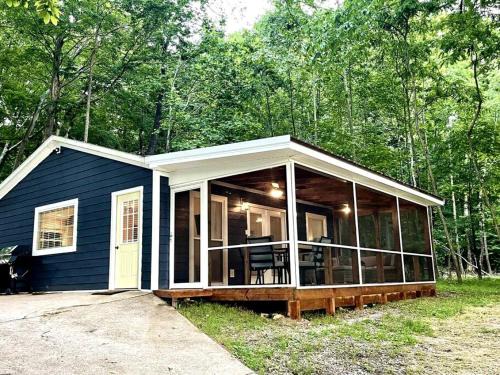 Outstanding Lakefront Cottage with Fire Pit in Cadiz, Kentucky