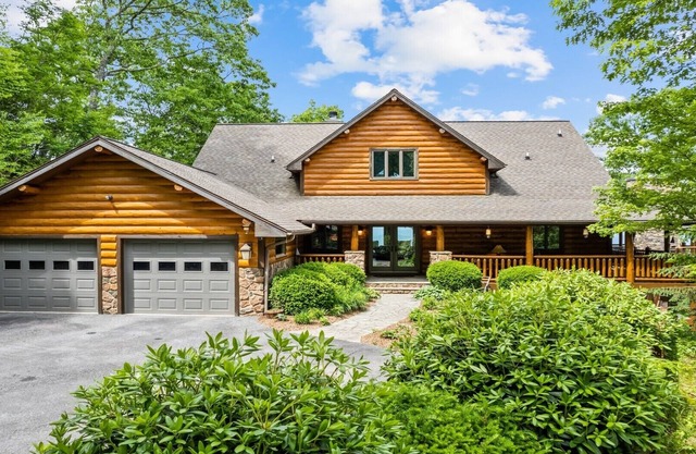 Outstanding Views! 5BR/4.5 BA/Sleeps 14, Hot-Tub, Pool Table!