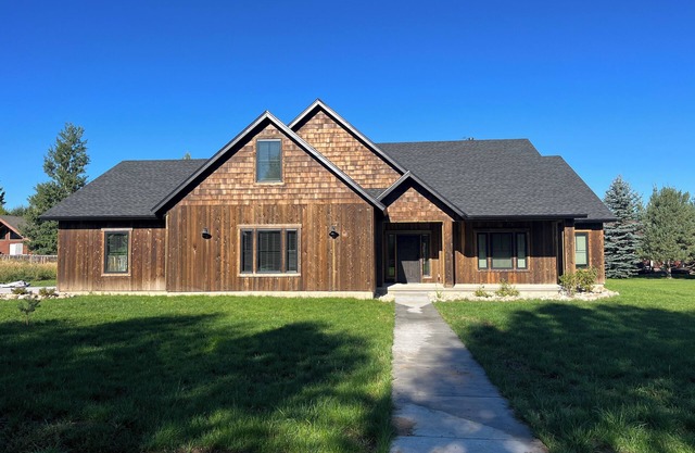 Over 300” of snow! Come play, eat and hot tub!