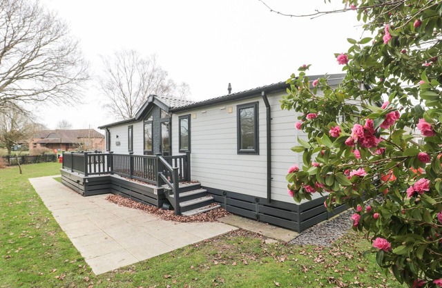 OWLS NEST, pet friendly, with pool in Furzehill