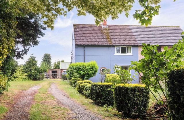 OXCROFT VIEW, pet friendly, with open fire in Bolsover