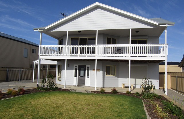 Oyster Views - sea views from balcony. Off Peak Special!