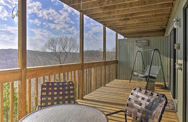 Ozark Mountain Condo about 2 Mi to Silver Dollar City!