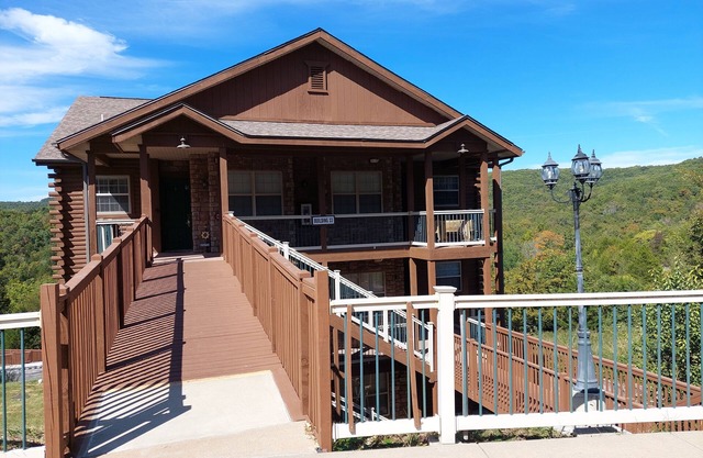 Ozark Mountain Walk-in Log Cabin by Silver Dollar City & Table Rock Lake!