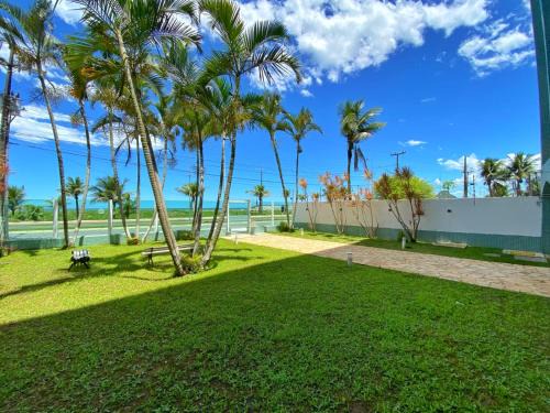 Pé na areia de frente ao mar