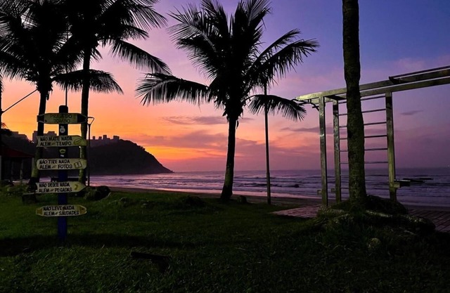Pé na areia do Guarujá - Praia do Tombo (5-E)