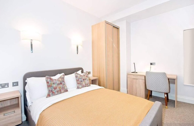P2E sleeps 2En-suite Double Room wifi desk air con