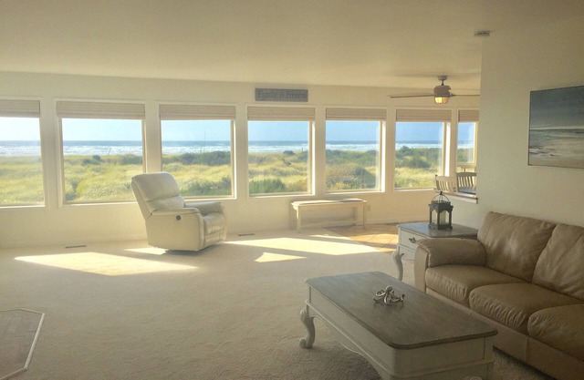 Pacific Dreams Beach House- Beach front! Gorgeous views! Meticulously sanitized!