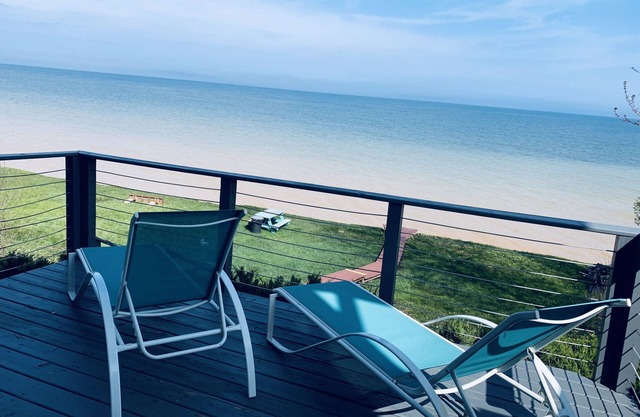 Packer Game Retreat- Luxury Algoma Lakehouse, 310ft of private shore, Fire pit!