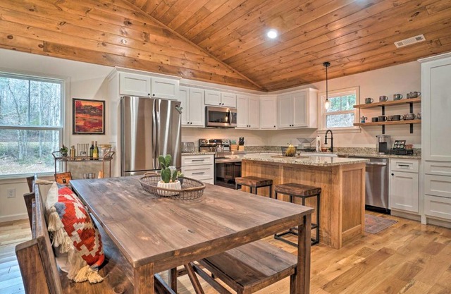 Painted Skies Upscale Getaway By Lake Burton!