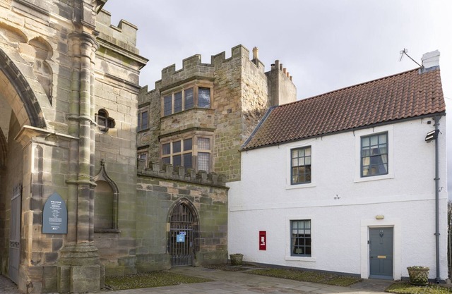 Palace Garden Cottage - Sleeping 6 Guests in 3 Bedrooms