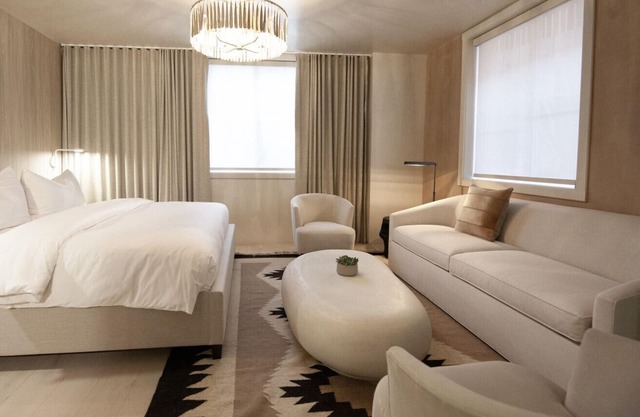 Palace Modern Hotel at the Plaza - Corner Suite 7