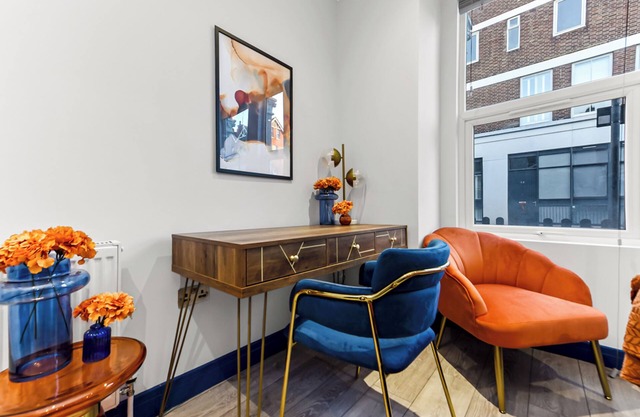 Palatial Style House Secs to Lovely River Walk