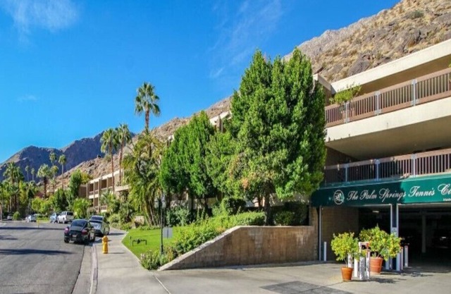 Palm Springs Tennis Club - Downtown Palm Springs