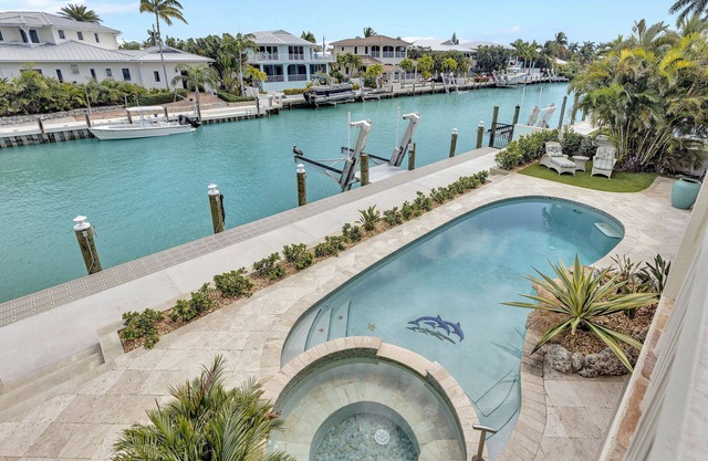 Palm View 5 BR Pool, Dock KCB, Cabana Club, Outdoor Kitchen