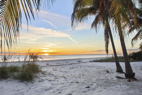 Palmetto Beach Cottage 1 by Sun Palace Vacations