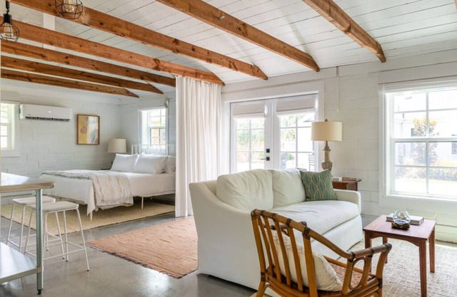Palmetto Carriage House - open and airy studio apartment close to everything!