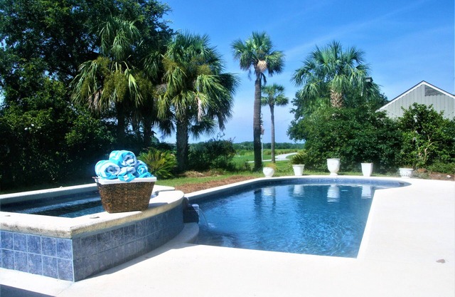 PALMETTO DUNES MINS TO BEACH LG POOL ON ROBERT TRENT JONES GLF CRSE SLEEPS 23