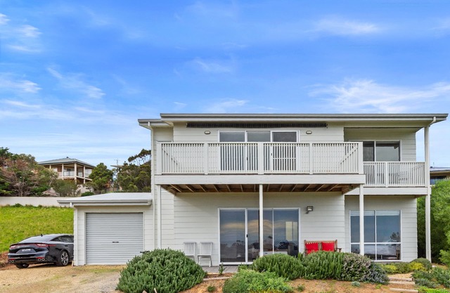 Panoramic Beach house, modern & immaculately presented to sleep up to 10 guests