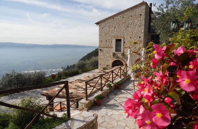 PANORAMIC FARMHOUSE IN UMBRIA IN SPELLO. MEDIEVAL RESIDENCE WITH RESTAURANT