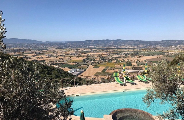 PANORAMIC FARMHOUSE IN UMBRIA IN SPELLO. MEDIEVAL RESIDENCE WITH RESTAURANT