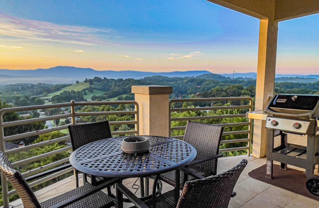 Panoramic Mountain Range Views! Spacious 2 King BR Chalet w/Garage, Jacuzzi, WiFi & Free Tickets