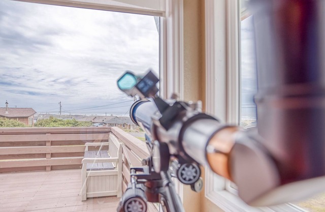 Panoramic Ocean Views, Easy Beach Access and Pool Time in this Waldport Home!