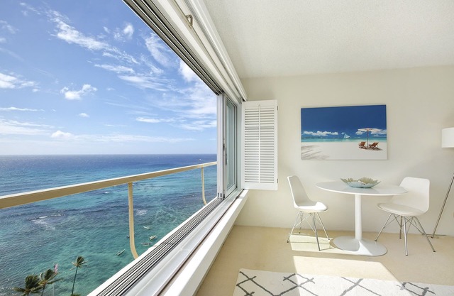 Panoramic Oceanfront & Diamond Head views, just steps to beach. FREE Parking!