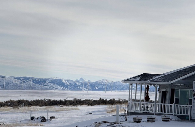 Panoramic Rustic Retreat ~ 3-Bedrooms ~ 2-Full Baths 10 minutes from Idaho Falls