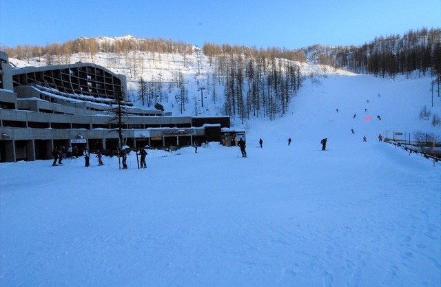 Panoramic two-room apartment with terraces in Cervinia. Facing the ski slopes. Wifi included.