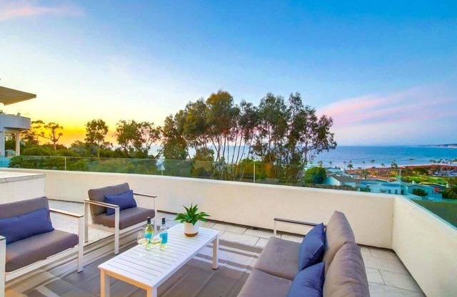 Panoramic View Estate * 3 Levels * 4 Outdoor Spaces