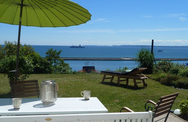 Panoramic view to the sea, small garden, quiet and still central location