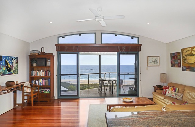 Panoramic views from this beautiful unit set high on the hill at Point.