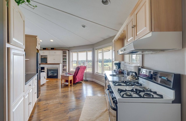 Panoramic Views: Hillside Millersburg Studio