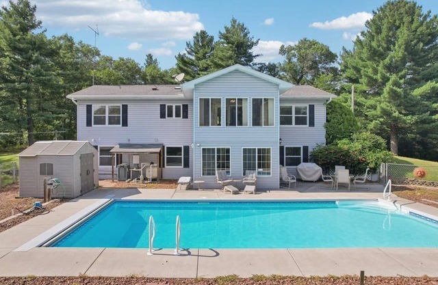 Papas Pool House: Secluded Pool and Hot Tub Retreat