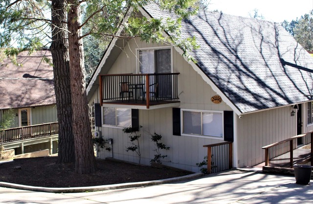 Par-Four Paradise ~ With Golf Course Views & Your escape to Yosemite