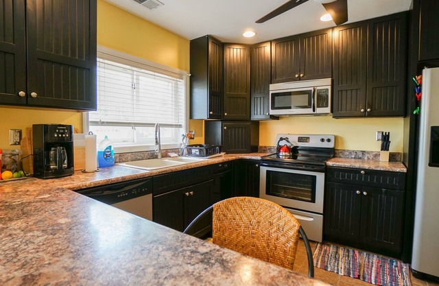 Paradise Cove Lake front Cottage 5 with Boat Docks