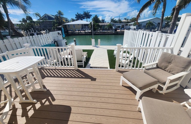 Paradise Found! Amazing 2/2 half duplex in KCB with Cabana Club & dockage