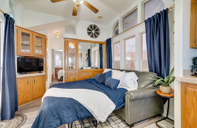 Paradise Island, Lakefront, free boat launch and boat/trailer parking