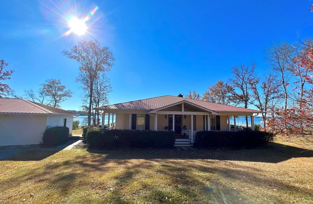 Paradise on Lake Murray, SC with deck, dock, great views, fishing, fire pit.