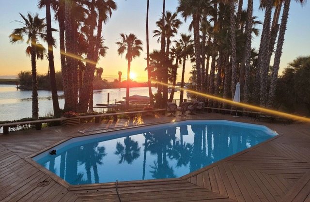 Paradise Point. 1 minute to fast water and a beach! Pool, Spa, Dock. Sleeps 10