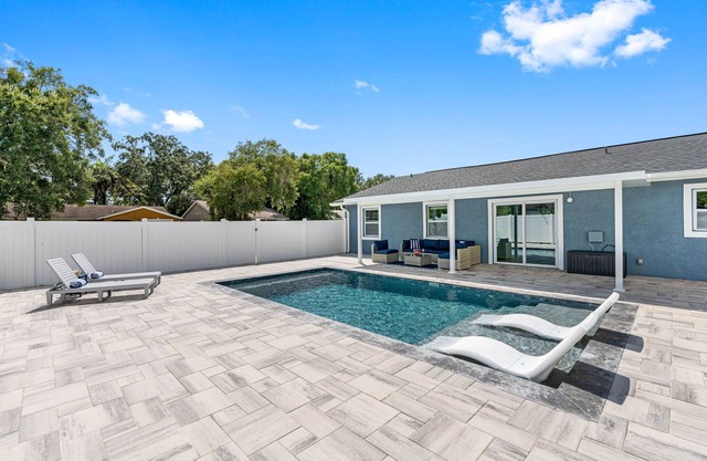 Paradise Pool & Golf retreat in the heart of Tampa, Florida! ⛳️ 🌊