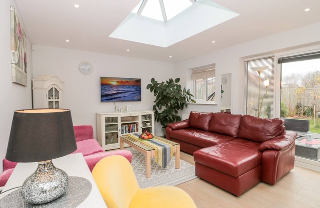 PARADISE VILLA, pet friendly, with a garden in Highcliffe