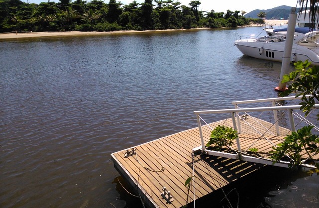 Paradisiac House in Barra do Una, in front of the beach, with access to boats.