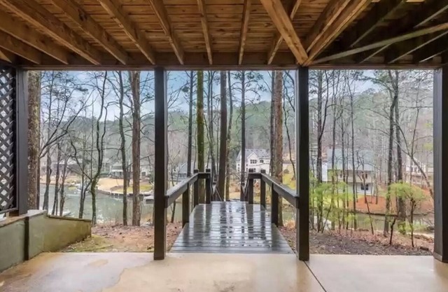 “Paradyess Cove” a welcoming lakefront home and golf community